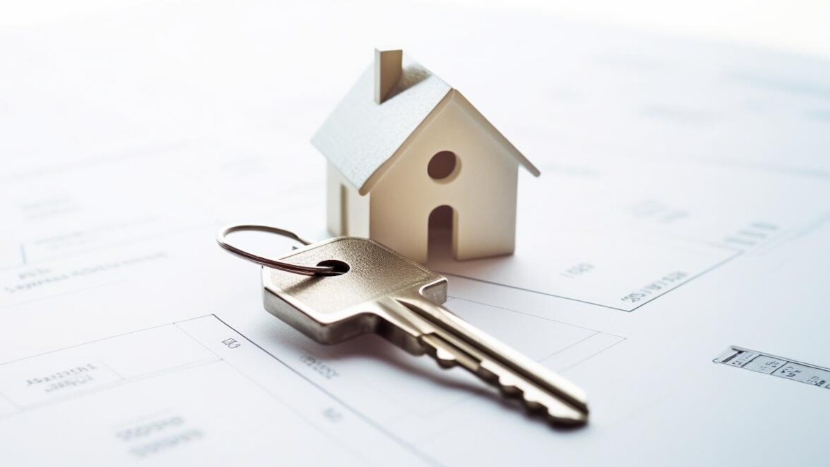 Edificios y cartel de venta en la ciudad