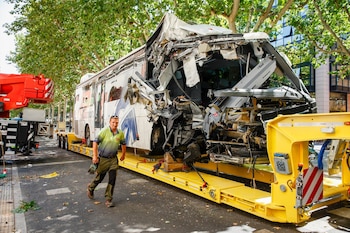 Una grúa retira el autocar accidentado, a 1 de julio de 2026, en Lleida (Kike Rincón / Europa Press)