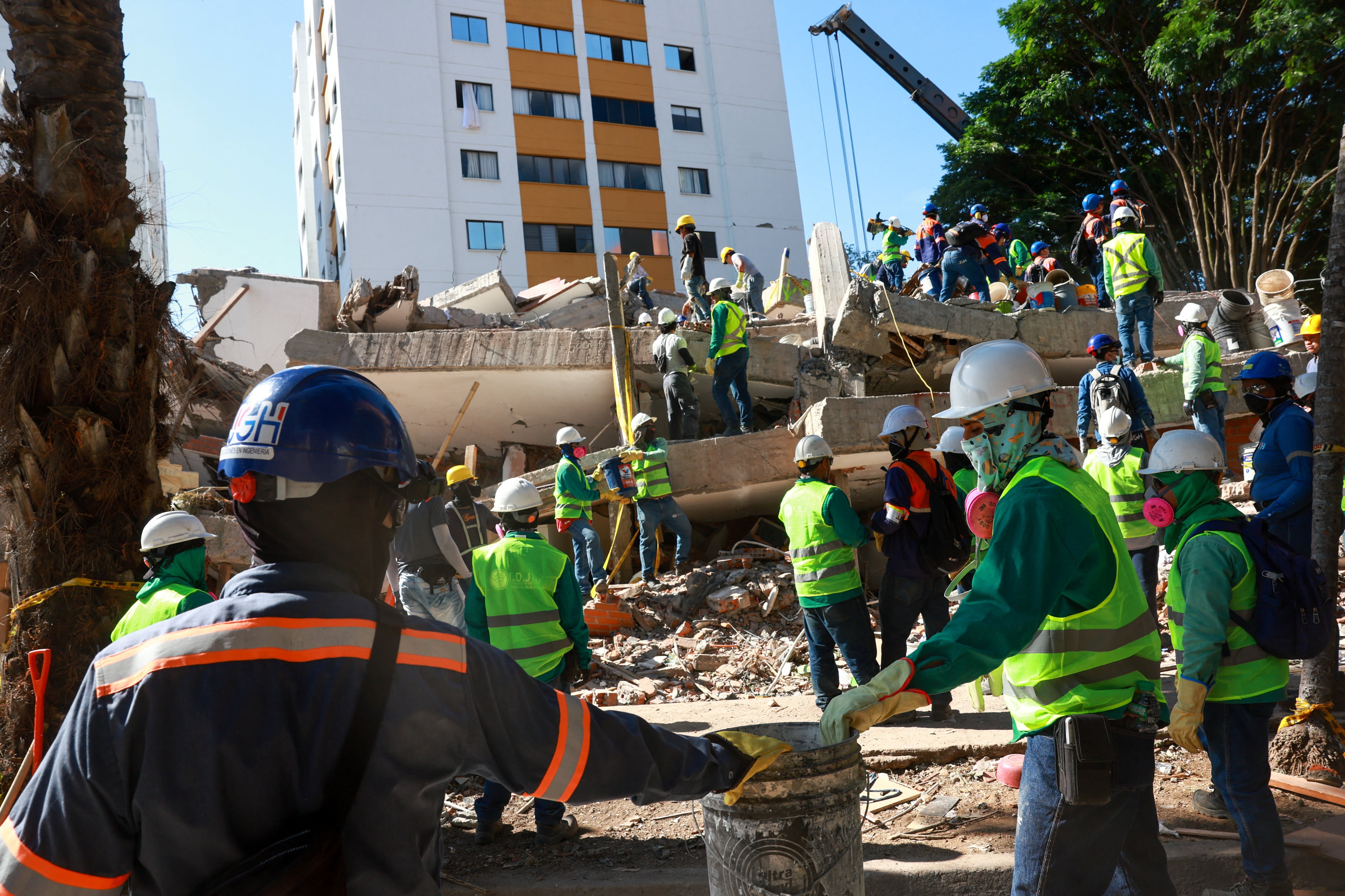 Rescuers work at the site of a collapsed building in the aftermath of an earthquake, in Cali, Colombia, August 13, 2026. REUTERS/Raquel Cunha
