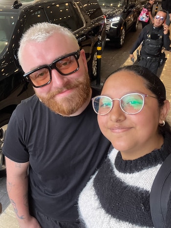 El cantante Sam Smith paseo