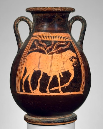 Ánfora de cerámica con dos asas, cuello estrecho y base. Decoración de figuras rojas sobre fondo negro muestra caballo grande y un hombre con espada