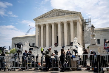 Miembros de la prensa local se instalaron frente al Tribunal Supremo de Estados Unidos mientras los jueces escuchaban los argumentos sobre la demanda del ex presidente Trump de inmunidad este 25 de abril de 2024 (REUTERS/Bonnie Cash)