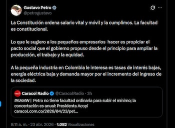 Captura de pantalla de un tweet de Gustavo Petro, mostrando texto en español sobre salario vital y pacto social, con un recuadro de Caracol Radio debajo
