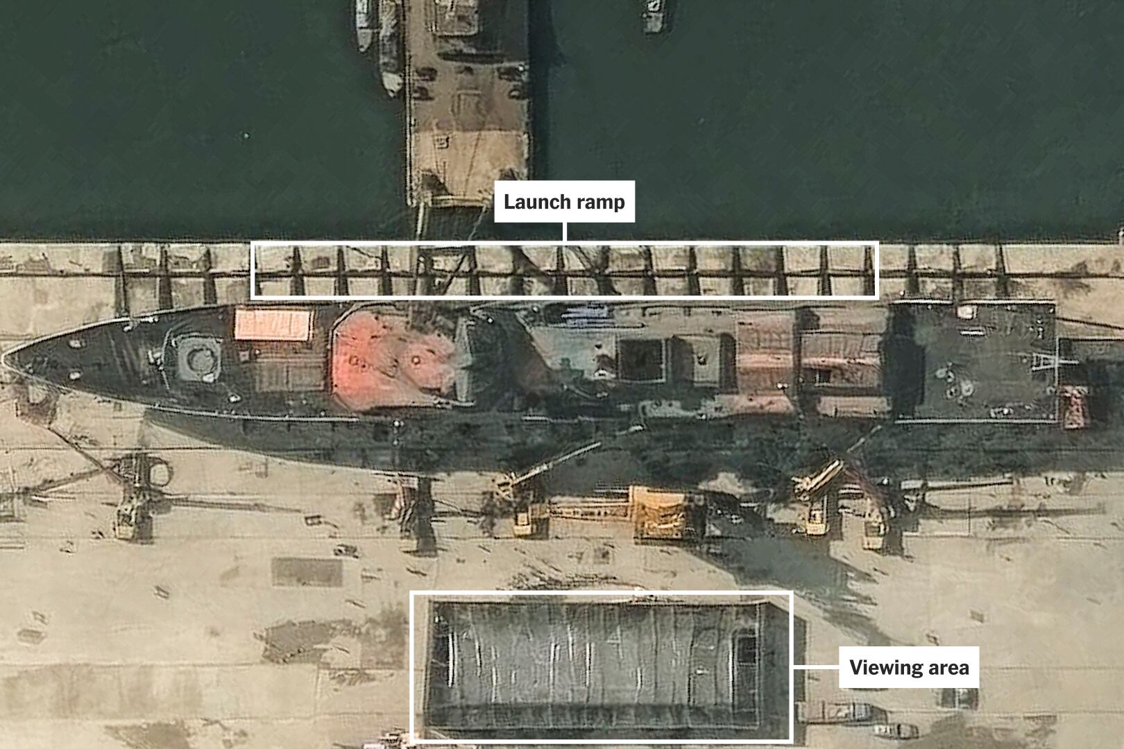 En una imagen satelital de Maxar Technologies, un destructor norcoreano antes de su botadura en un astillero en Chongjin, Corea del Norte, el 18 de mayo de 2025. Las imágenes y videos satelitales evidenciaron cómo la botadura lateral de un buque de guerra de 5000 toneladas puede provocar su vuelco si se realiza de forma incorrecta (Imagen satelital ©2025 Maxar Technologies vía The New York Times)