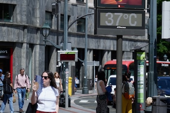 Un termómetro en la calle marca la temperatura, a 28 de mayo de 2026, en Bilbao, Vizcaya, País Vasco (España). (H.Bilbao/Europa Press)