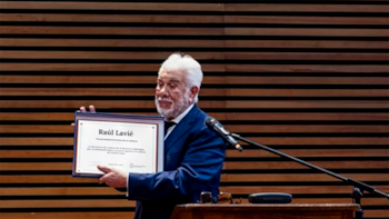 “La música y la actuación han sido mi vida”: Raúl Lavié recibió la máxima distinción cultural y celebró sus 75 años de trayectoria