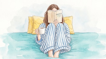Ilustración de una mujer sentada en la cama, vestida con pijama de rayas azules, leyendo un libro con la palabra Menopausia y sosteniendo una taza.
