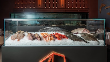 El restaurante de Madrid donde el pescado se convierte en experiencia: “Las redes han educado al cliente; si alguien ofrece angula en junio, desconfían”