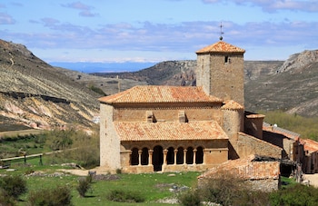 La iglesia fortificada de San Pedro, en Caracena, Soria (Adobe Stock).