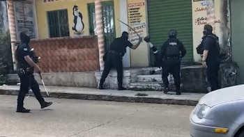 Investigan a policías por agredir