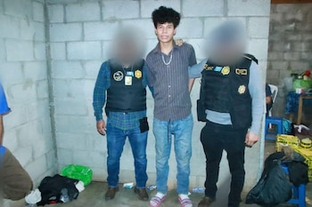 Entre los capturados figuran Yostin Estiven Carín del Cid, Erick Alexander Arango Lima, Elsa “N” y un menor de 17 años. (Cortesía: PNC Guatemala)