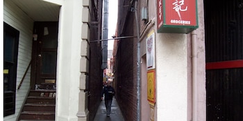 El pasaje destaca por su arquitectura tradicional, puertas rojas y ventanas pequeñas que recuerdan el pasado asiático (Wikipedia)