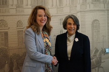 La canciller Mireya Agüero sostuvo una reunión de trabajo con la directora general de la OIM, Amy Pope. Honduras y la OIM fortalecieron su cooperación para atender los desafíos de la movilidad humana. (Foto: Cancilleria Honduras)