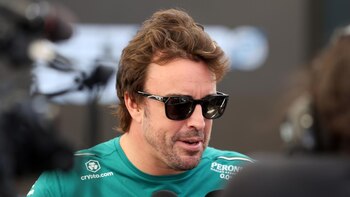 Fernando Alonso atiende a la