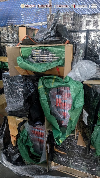 Interceptan en el AICM más de dos millones de cigarros apócrifos: llegaron etiquetados como palillos perfumados. Marina