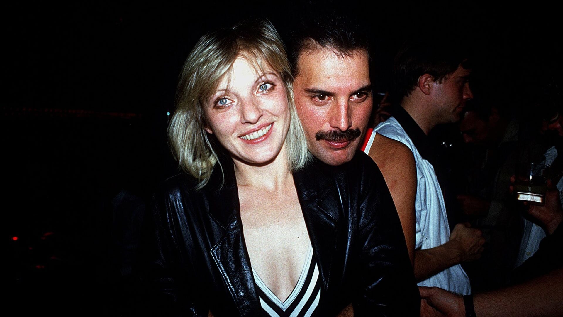 Fotografía de Mary Austin y Freddie Mercury. (Grosby)