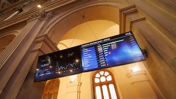 El Ibex 35 sube un 0,2% en la media sesión, con el brent por encima de los 105 dólares el barril