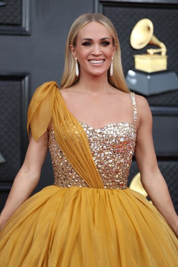 La cantante Carrie Underwood, con un vestido armado en color mostaza de Dolce & Gabbana (REUTERS/Maria Alejandra Cardona)