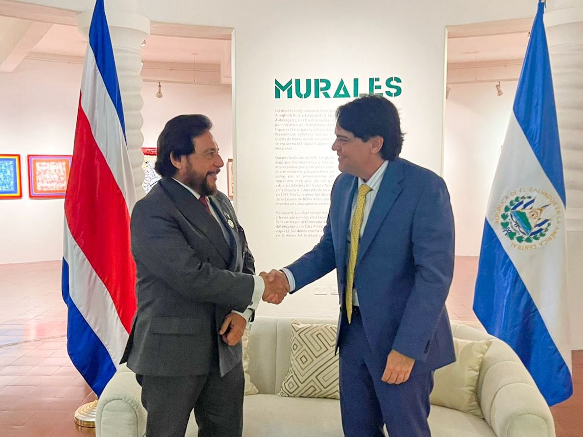 A su llegada, el Vicemandatario fue recibido por el Ministro de Relaciones Exteriores y Culto de Costa Rica, Sr. Arnoldo André Tinoco. (Cortesía: Gobierno de El Salvador)