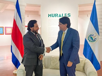 A su llegada, el Vicemandatario fue recibido por el Ministro de Relaciones Exteriores y Culto de Costa Rica, Sr. Arnoldo André Tinoco. (Cortesía: Gobierno de El Salvador)
