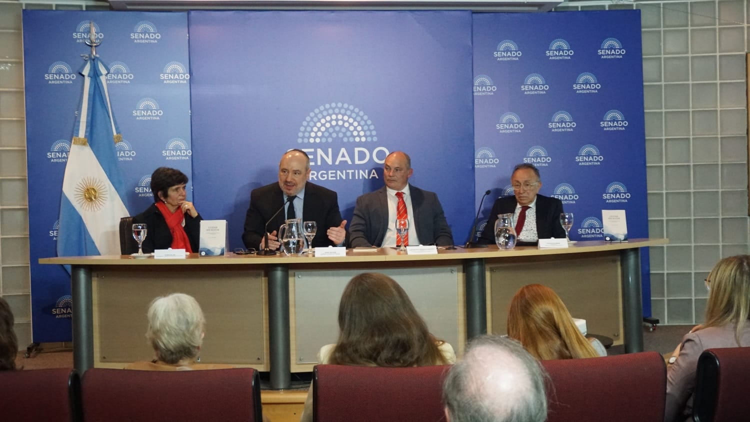 La presentación del libro en el Senado. De izq a der: Clara Cullen, Fishel Szlajen, Juan Bautista González Saborido y Gustavo de Simone