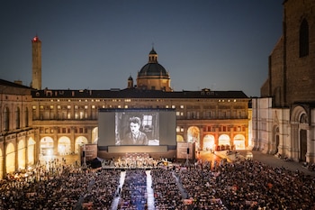 'La quimera del oro' de Charles Chaplin es proyectada en la Piazza Maggiore de Bolonia
