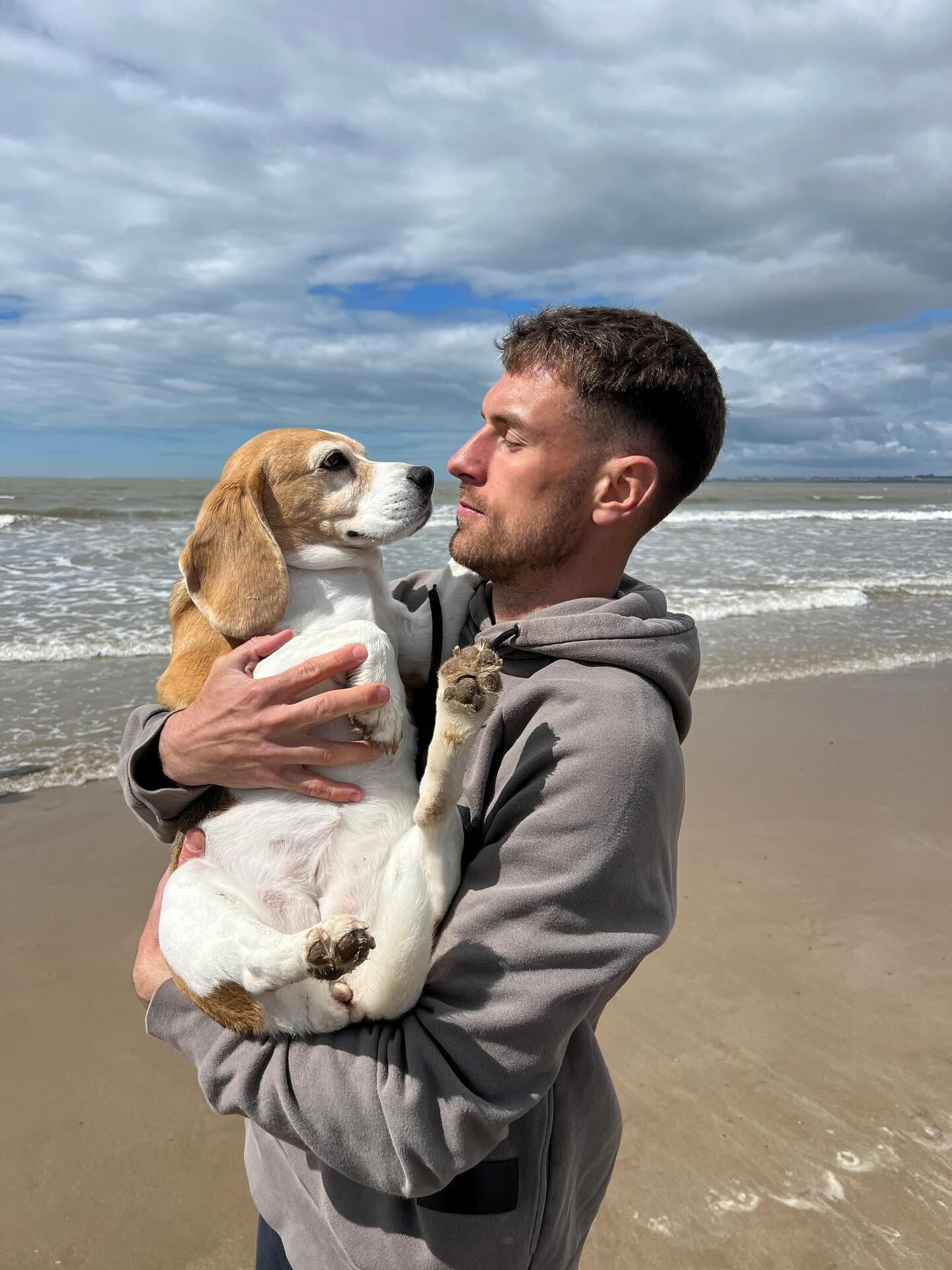 Aaron Ramsey y su perra Halo disfrutan de un paseo en la playa (Instagram @aaronramsey)