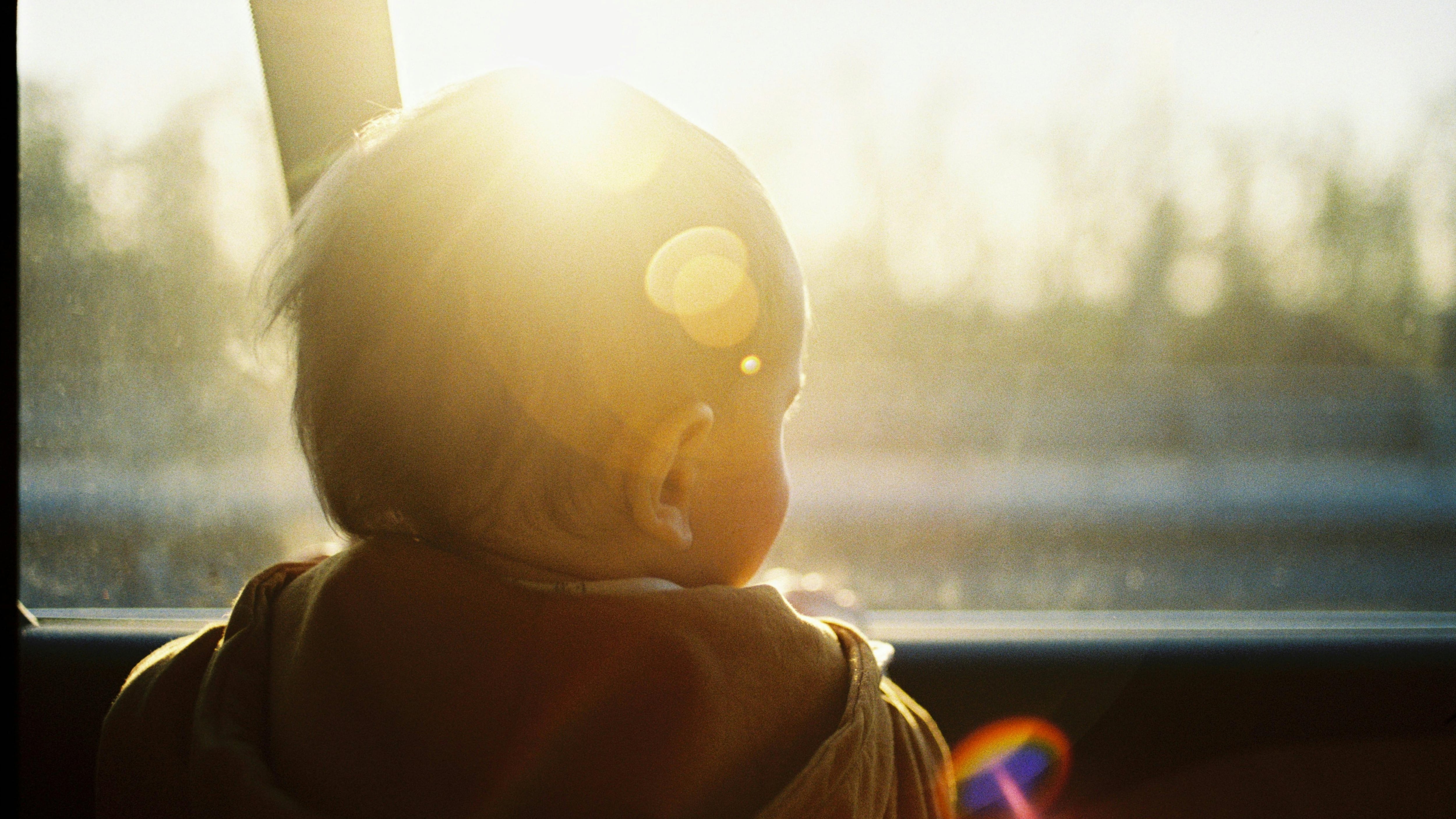 Poner a los recién nacidos al sol incluso a través de la ventana puede resultar perjudicial para su piel. (Pexels)
