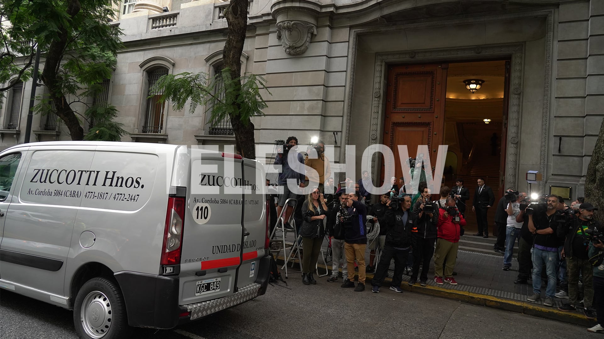 Las afueras del palacio legislativo estuvieron repletas de periodistasy camarógrafos