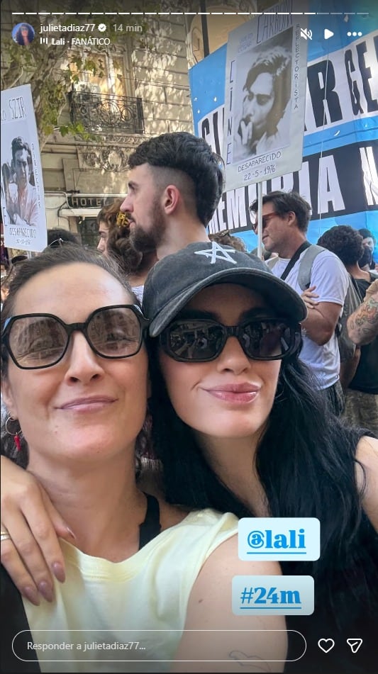 Lali Espósito y Julieta Díaz posan juntas durante la Marcha 24 de marzo en conmemoración a las víctimas de la dictadura argentina, con carteles de desaparecidos al fondo