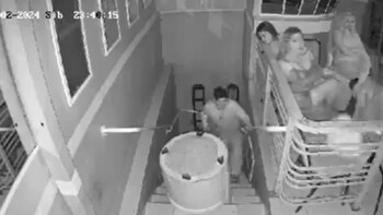 Trabajadores del lugar lanzaron sillones