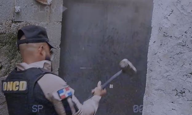 La estrategia oficial combina la persecución del microtráfico en los barrios con el control marítimo y portuario./ (Redes DNCD)