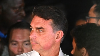 Flavio Bolsonaro aseguró que la justicia de Brasil le prohibió salir del país
