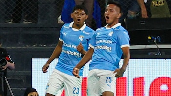 Martín Távara gritando, con euforia,