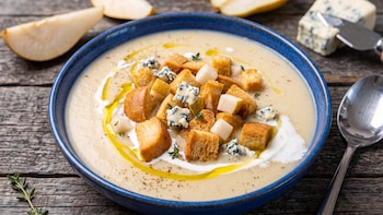 Receta de crema de coliflor, pera y gorgonzola: una receta suave y cremosa que es ideal para comer en otoño