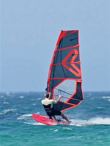 Jorge Fernández haciendo windsurf en Tarifa (Instagram)