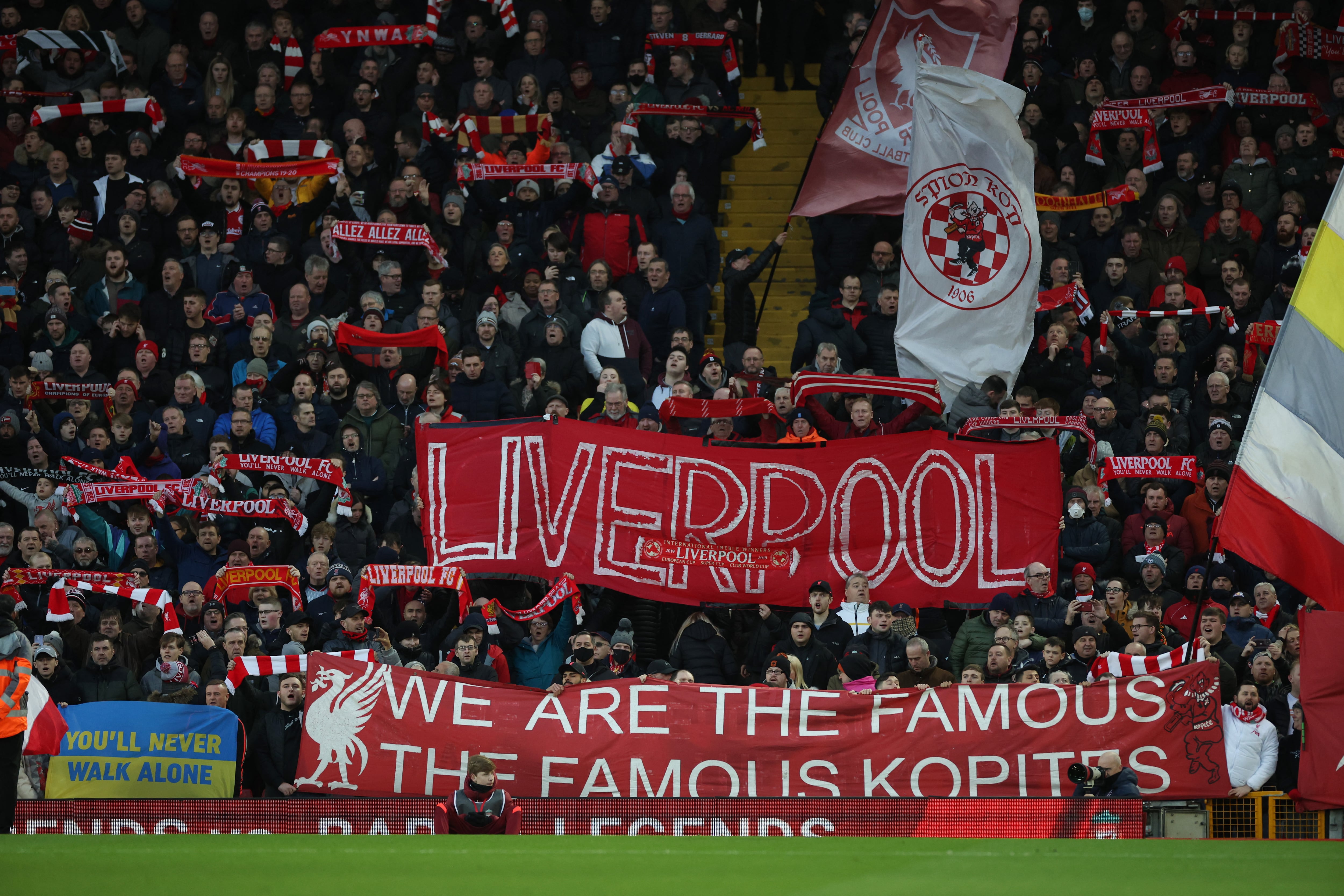 La hinchada de Liverpool, uno de los clubes como mayor sentido de pertenencia del mundo (Foto: REUTERS/Phil Noble)