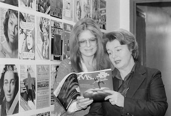 La Sra. Steinem y Pat Carbine, cofundadora de la revista Ms., en las oficinas de la publicación en 1980 (Dave Pickoff/AP)