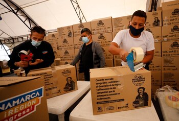 Trabajadores empacan mercados el viernes