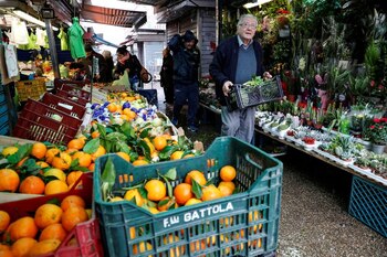 Dino Impagliazzo, porta una caja