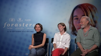 ‘Forastera’, la película española premiada en Toronto que convierte el duelo de una nieta en el reflejo de su abuela: “Somos unos analfabetos emocionales respecto a la muerte”