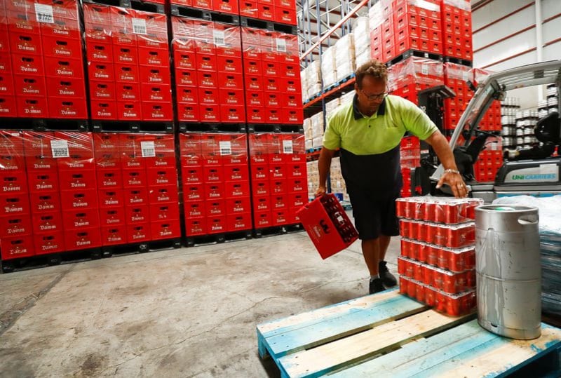 Imagen de archivo de un trabajador en un almacén. (REUTERS/Borja Suárez)