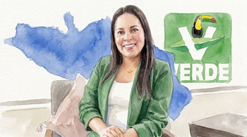 Ilustración en acuarela de una mujer sonriente con chaqueta verde, sentada frente a una mancha azul y un logotipo cuadrado verde con la letra V y un tucán.