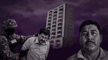 Ilustración en tonos grises y morado oscuro que muestra a un militar de la Marina aprehendiendo a un hombre, junto al rostro de otro hombre y un edificio gris de fondo.