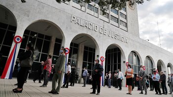 Personas hacen fila para ingresar