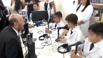 "Tío Gildo": Insfrán se hizo entrevistar por alumnos para autoelogiarse