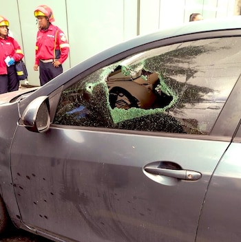 Los disparos dañaron el sedán y rompieron los vidrios del lado de la conductora, aunque la mujer no fue alcanzada por las balas.