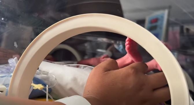 El Chubut nacieron trigemelas en Navidad: la primera gemela nació a las 8:49 con un peso de 1,460 kg, la segunda a las 9:50 con 1,760 kg, y la tercera a las 9:52 con 1,690 kg