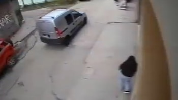 Intentaron robarle y subirla a una camioneta en Lomas de Zamora: los 24 segundos de terror que quedaron filmados