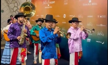La alfombra de los Premios Platino Xcaret inicia con una muestra de la cultura mexicana.